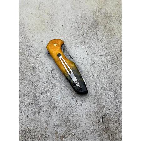 EL YAPIMI N690 BÖHLER ÇELİK EPOKSİ KEHRİBAR KABZELİ, KİLİT MEKANİZMALI AV KAMP ÇAKISI KOD:CKR677-02