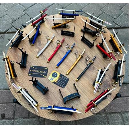 BİRBİRİNDEN GÜZEL VE ŞIK RENKLERİYLE MİNYATÜR MODEL STANDLI KATANA (WAKİZASHİ) KOD:CKR641