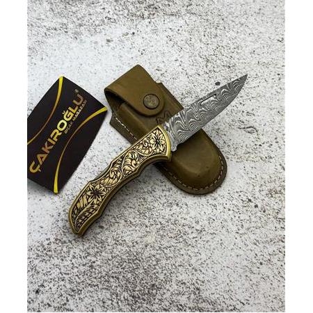 EL YAPIMI ÜST DÜZEY ÖZEL ÜRETİM DAMASCUS ÇELİK, GRAVÜRLÜ PİRİNÇ KABZE AV KAMP ÇAKISI KOD:0850/39