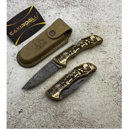 EL YAPIMI ÖZEL DAMASCUS ÇELİK, MANZARA GRAVÜRLÜ PİRİNÇ KABZE ORTA BOY AV KAMP ÇAKISI KOD:0850/58